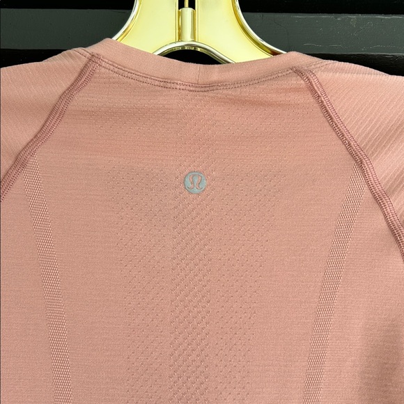 lululemon athletica Swiftly Tech Top + NWOTHair Scrunchie - Picture 5 of 8